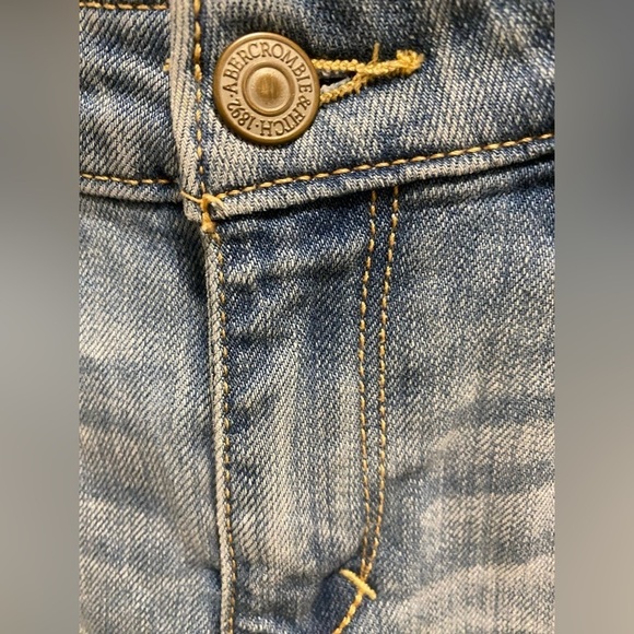 Abercrombie & Fitch Low Rise Light Wash Skinny Jean - Picture 5 of 10